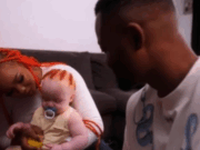 Crni roditelji dobili potpuno belu bebu sa riđom kosom: Ocu savetovali da uradi DNK test, a onda je otrkivena šokantna istina